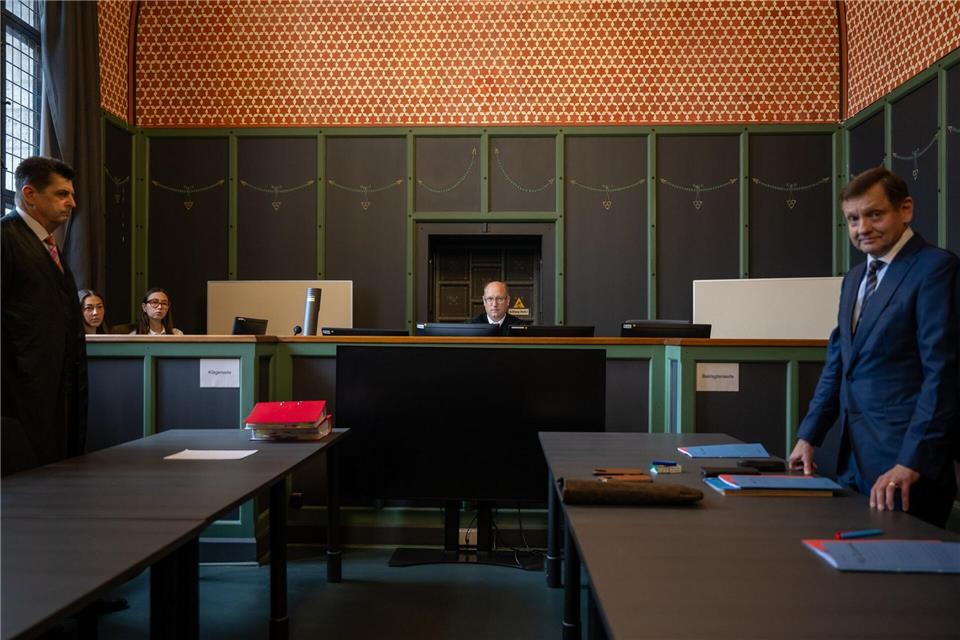 Burkhard Niebisch (M), Vorsitzender Richter, sitzt vor Beginn der Verhandlung über die Räumungsklage gegen die AfD. (Archivbild) Soeren Stache/dpa