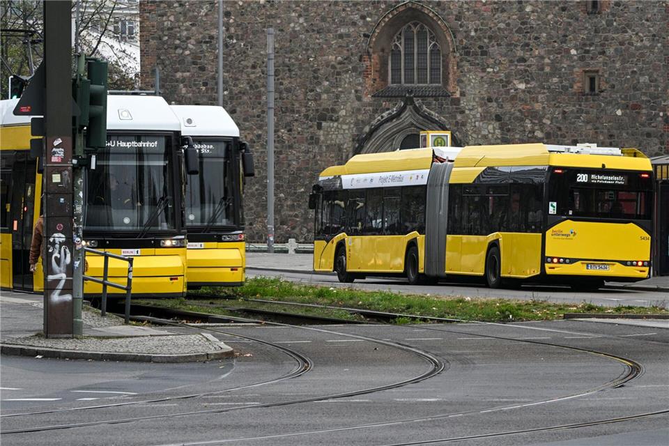 Bus- und Bahnfahren im VBB wird im neuen Jahr teurer. (Archivbild)Jens Kalaene/dpa