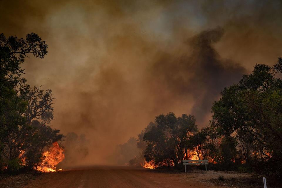 Die Erde reflektiert immer weniger Sonnenlicht Buschbrände in Australien nördlich von PerthEvan Collis/DEPARTMENT OF FIRE AND EMERGENCY SERVICES/AAP/dpa