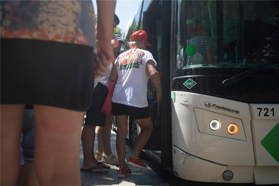 Busfahrten vom und zum Flughafen in Palma und im gesamten Stadtgebiet werden ab sofort billiger, wenn man mit Karte bezahlt.Clara Margais/dpa