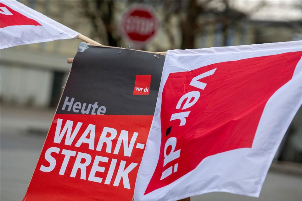 Busse, Straßen- und U-Bahnen bleiben am Freitag und Samstag in vielen bayerischen Städten stehen. (Archivbild)Stefan Puchner/dpa