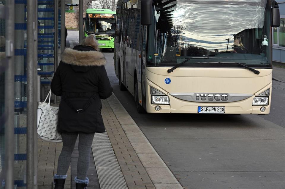 Busse auf Abruf und ohne feste Fahrzeiten: Rufbusse ergänzen in Teilen von Thüringen das ÖPNV-Angebot.Martin Schutt/dpa