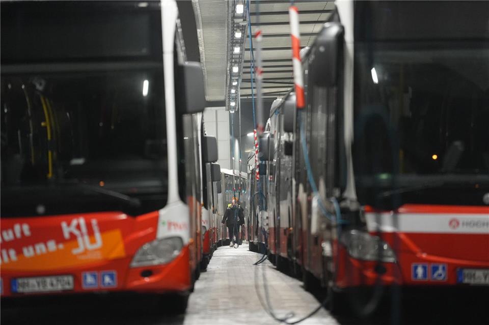 Busse stehen während eines zurückliegenden Warnstreiks in einem Hamburger Betriebshof. Marcus Brandt/dpa