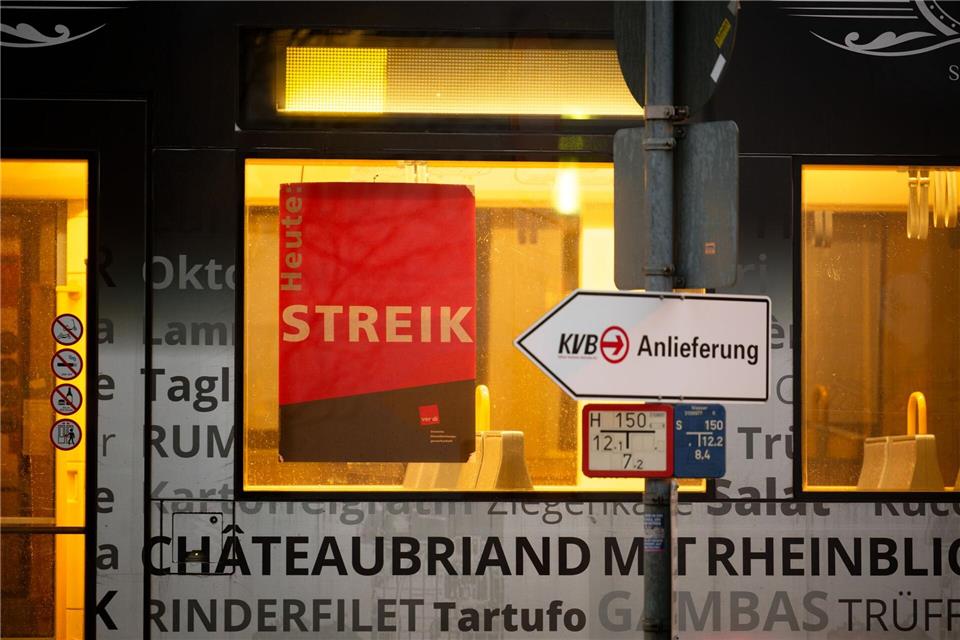 Busse und Bahnen bleiben am Montag vielerorts in den Depots. Henning Kaiser/dpa