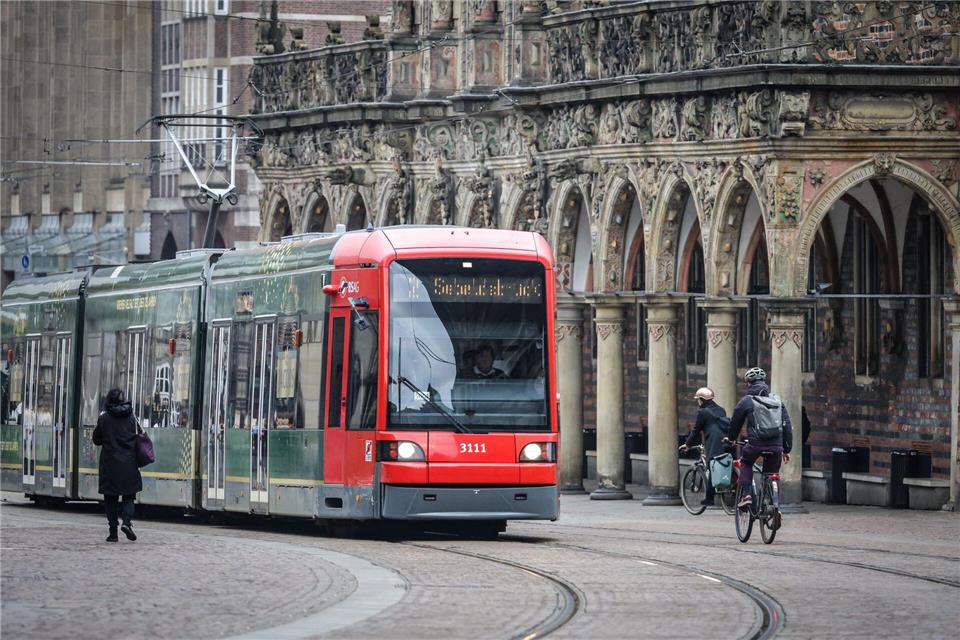 Busse und Bahnen fahren am Donnerstag wie gewohnt durch Bremen. (Archivbild)Focke Strangmann/dpa