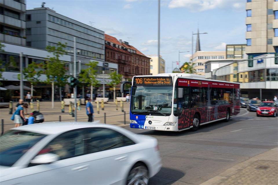 Busse und Bahnen kosten nicht nur - sie bringen auch einen erheblichen Mehrwert. Zu diesem Ergebnis kommt eine Studie für das Saarland. (Symbolbild)picture alliance / dpa