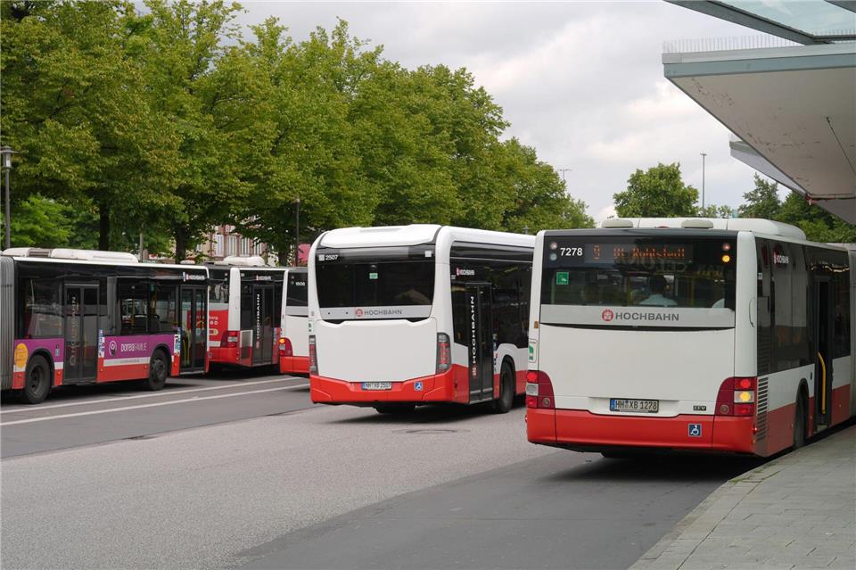 Busse und U-Bahnen der Hochbahn und der Verkehrsbetriebe Hamburg-Holstein (VHH) bleiben am Montag in Hamburg wegen eines 24-stündigen Warnstreiks aller Voraussicht nach in den Depots. (Archivbild) Marcus Brandt/dpa