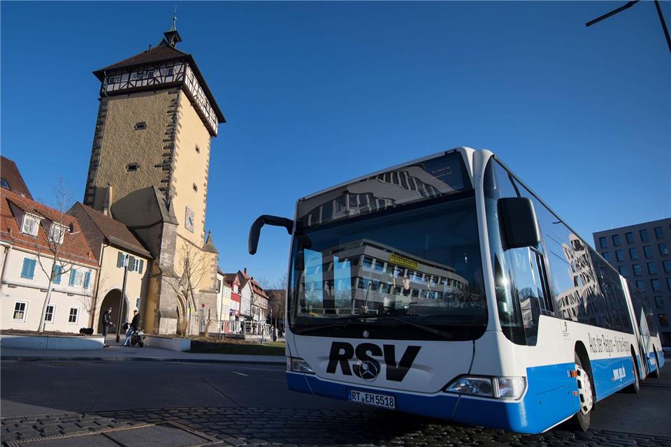 Busunternehmen warnen vor Aus für Linien auf dem Land. (Archivbild)Marijan Murat/dpa