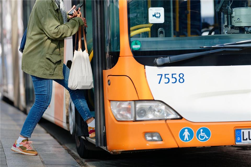 Busverbindungen in der Stadt sind das eine. Gerade auf dem Land bleibe die Verbindung von Bus und Bahn jedoch oft unzureichend, meint der Geschäftsführer des Gemeinde- und Städtebundes, Petry.Uwe Anspach/dpa
