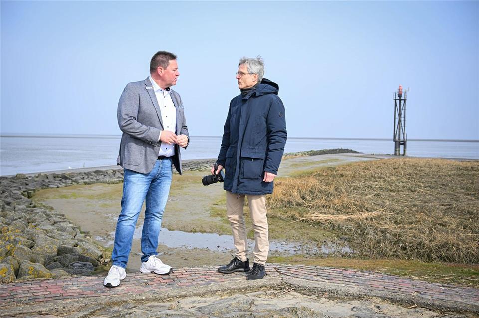 Butjadingens Bürgermeister Axel Linneweber (l.) und Matthias Wagner von der Deutschen Stiftung Denkmalschutz inspizierten den geplanten neuen Standort für den Leuchtturm „Roter Sand“.Sina Schuldt/dpa