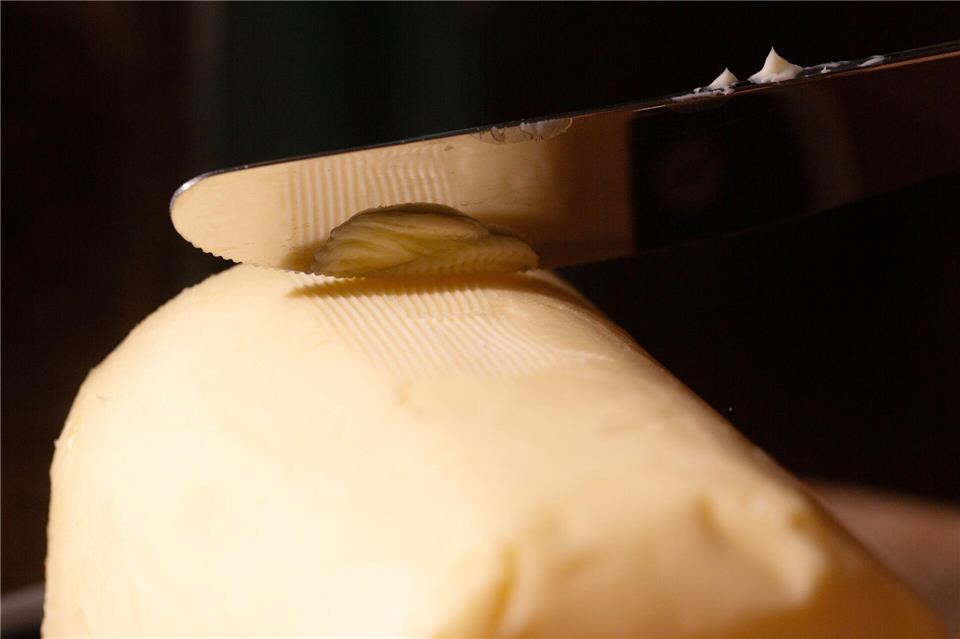 Butter war im Februar fast ein Drittel günstiger als ein Jahr zuvor. Eine Umfrage der dpa unter großen Lebensmittelhändlern ergab jedoch jüngst, dass Discounter und Supermärkte ihre Preise für Butter wieder erhöhen.Fernando Gutierrez-Juarez/dpa