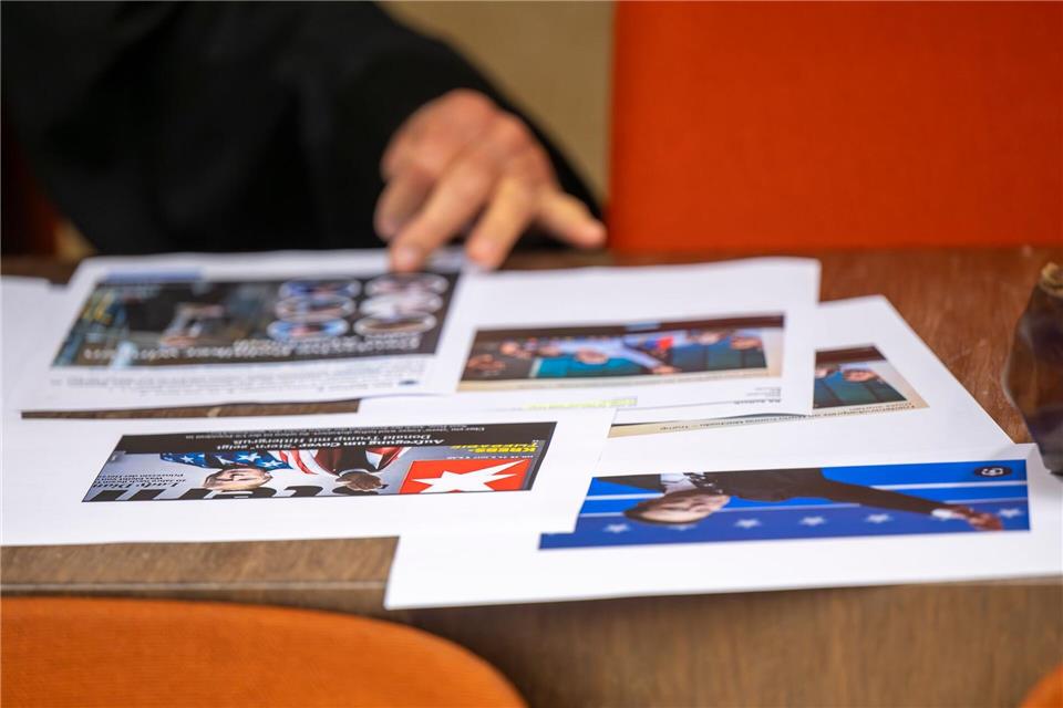 Wegen „Hitlergruß“-Collage: AfD-Politiker Bystron verurteilt Bystrons Verteidiger versuchte in dessen Abwesenheit, die Vorwürfe vor Gericht mit Hilfe anderer Abbildungen zu relativieren.Peter Kneffel/dpa