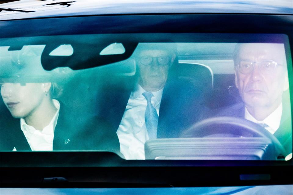 CDU-Chef und Kanzler Friedrich Merz lässt sich in die CDU-Zentrale in Berlin fahren.Michael Kappeler/dpa