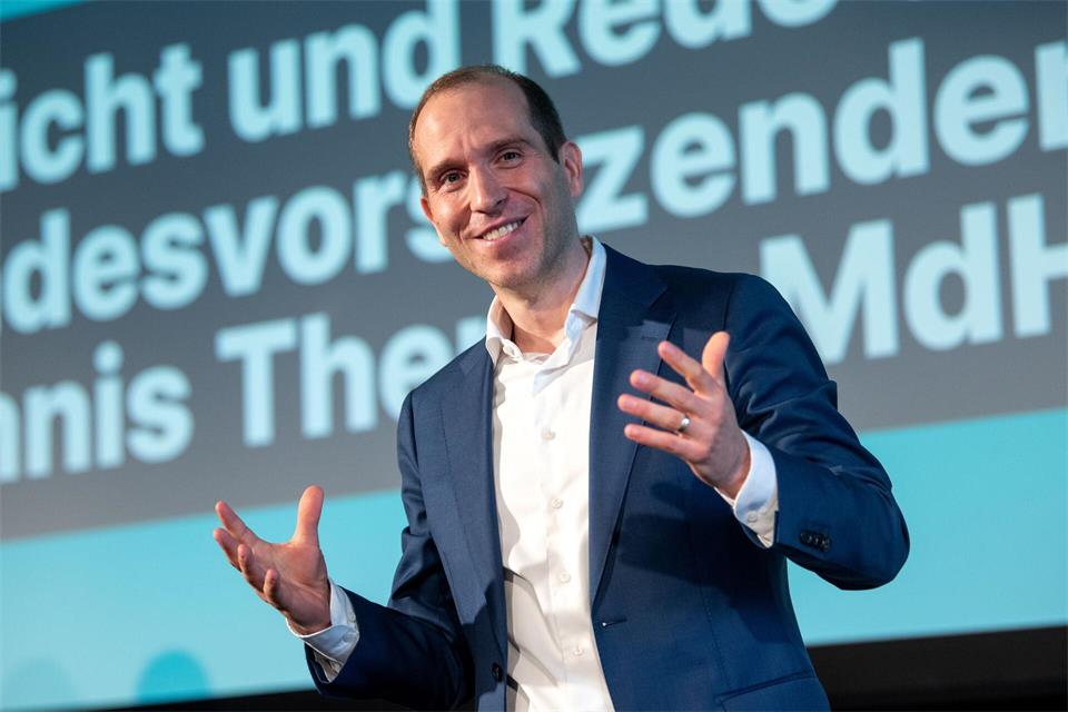 CDU-Fraktionschef Dennis Thering hat einen 12-Punkte-Aktionsplan gegen Antisemitismus vorgelegt. (Archivbild)Daniel Bockwoldt/dpa