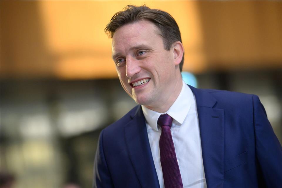 CDU-Fraktionschef Lechner teilt in der Haushaltsdebatte gegen SPD und Grüne aus. Julian Stratenschulte/dpa