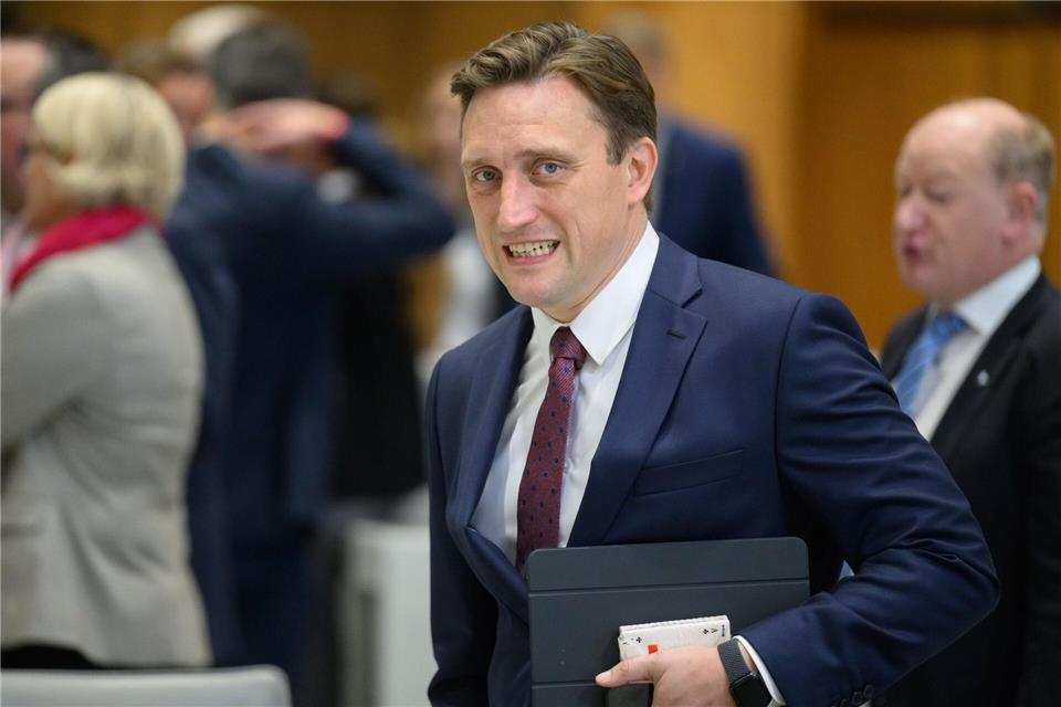 CDU-Fraktionschef Lechner wirft Lies eine Mitverantwortung an der Krise der Autoindustrie vor.Julian Stratenschulte/dpa