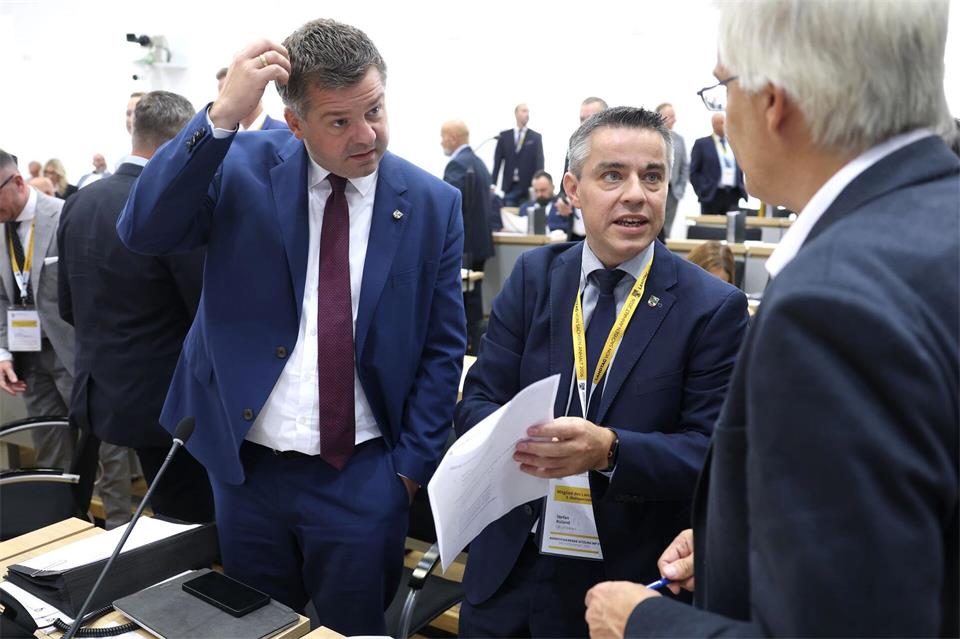 CDU-Fraktionschef Sven Schulze und der parlamentarische Geschäftsführer der CDU-Fraktion, Stefan Ruland, im Gespräch im Landtag. (Archivbild) Jan Woitas/dpa pool/dpa