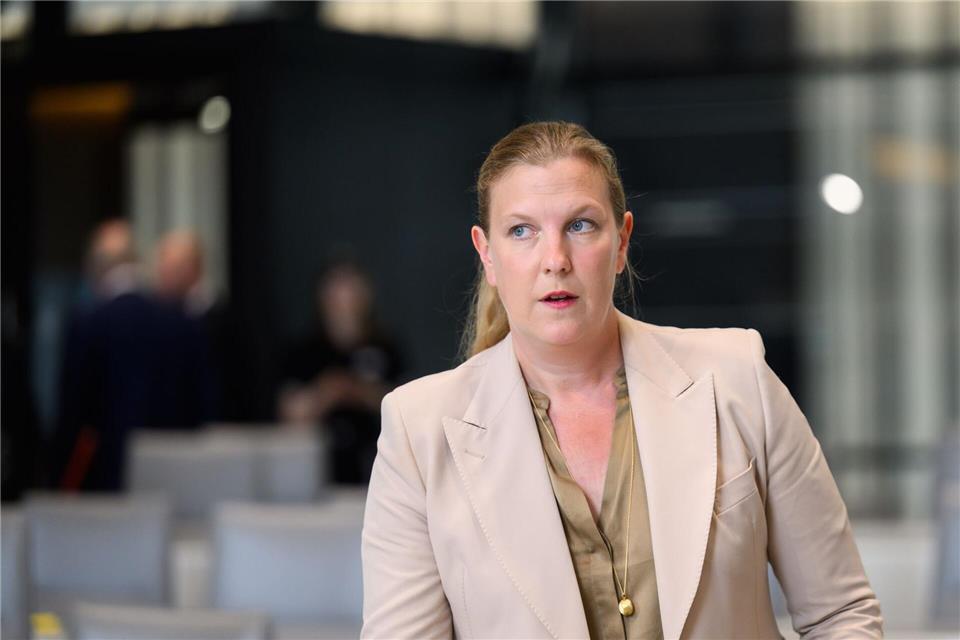 CDU-Fraktionsmanagerin Carina Hermann wirft der Ministerin schwere Versäumnisse vor. (Archivbild)Julian Stratenschulte/dpa