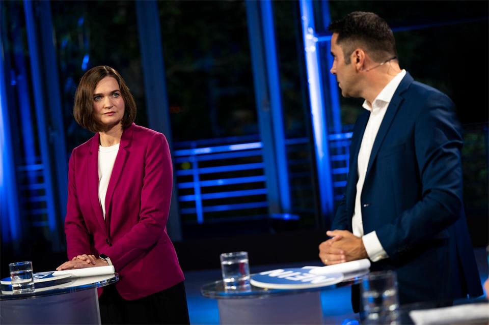 CDU-Kandidat Daniel Peters (rechts) will Lehrer aus der Rente zurück an die Schulen holen.Philip Dulian/dpa