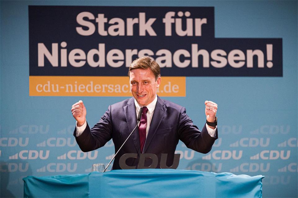 CDU-Landeschef Sebastian Lechner spricht bei einer Wahlkampfveranstaltung mit Bundeskanzler Friedrich Merz (CDU) in Langenhagen bei Hannover.Moritz Frankenberg/dpa