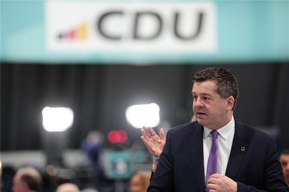 CDU-Landeschef und Ministerpräsident Sven Schulze wirbt für eine Politik aus der Mitte und warnt vor „hitzigen und radikalen Forderungen von ganz links und ganz rechts“. (Archivbild)Kay Nietfeld/dpa