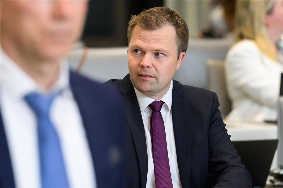 CDU-Politiker Fühner kritisiert die Landesregierung für ihren Kurs bei der Handynutzung an Schulen.Julian Stratenschulte/dpa