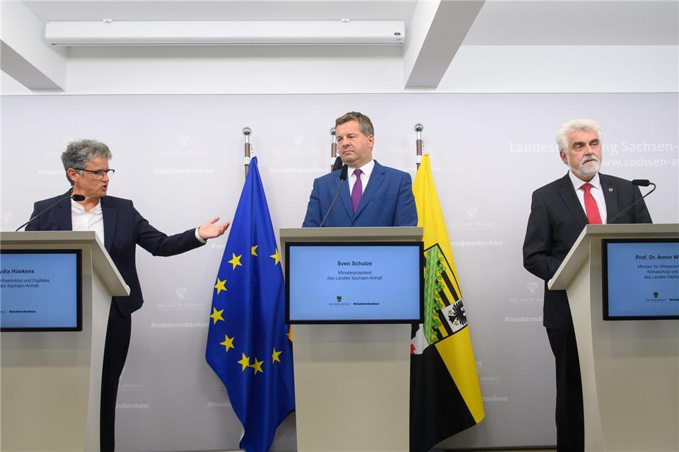 CDU, SPD und FDP regieren derzeit zusammen. Hier mit Infrastrukturministerin Lydia Hüskens (FDP), Ministerpräsident Sven Schulze (CDU) und Wissenschaftsminister Armin Willingmann (SPD). (Archivbild)Klaus-Dietmar Gabbert/dpa
