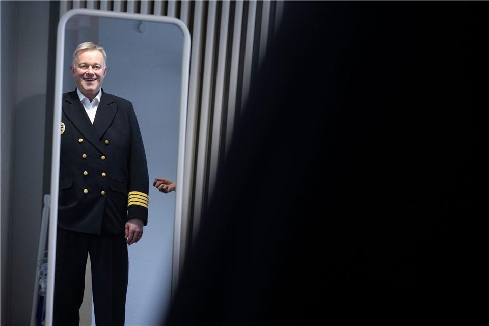 CDU-Spitzenkandidat Gordon Schnieder ist in der Fastnacht als Kapitän zu sehen. Boris Roessler/dpa