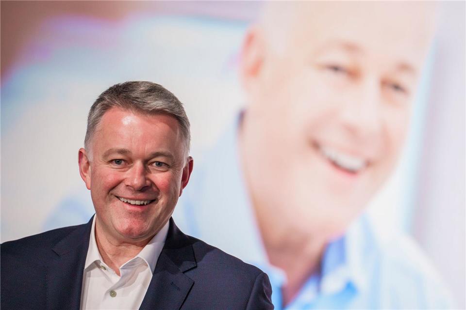CDU-Spitzenkandidat Gordon Schnieder macht beim Rosenmontagszug in Uniform mit. (Archivbild)Andreas Arnold/dpa