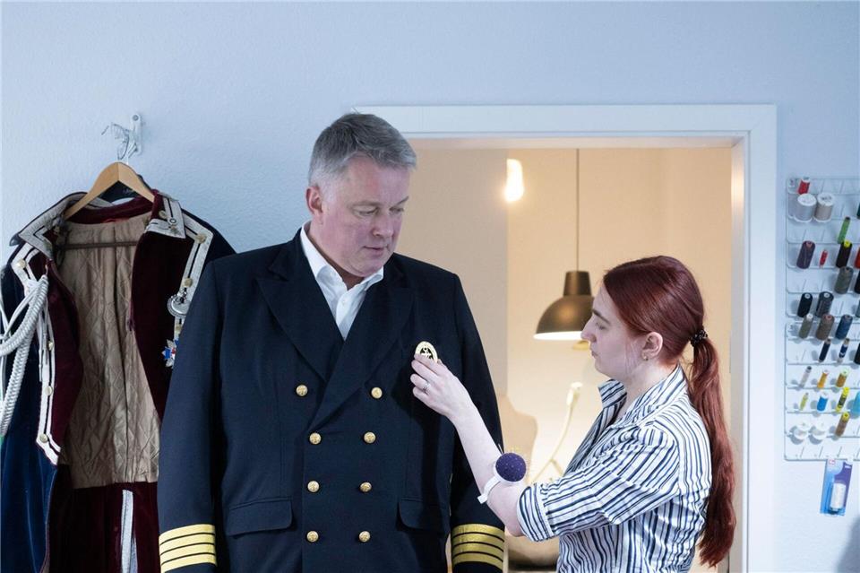 CDU-Spitzenkandidat Gordon Schnieder probiert seine Kapitäns-Uniform für Fastnacht an. Boris Roessler/dpa
