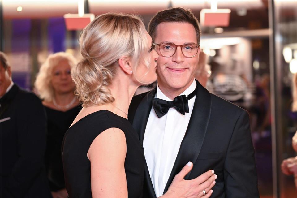 CDU-Spitzenkandidat Manuel Hagel bekommt auf dem roten Teppich ein Küsschen von Ehefrau Franziska.Bernd Weißbrod/dpa