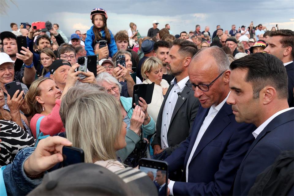 CDU-Spitzenkandidat Peters mit Bundeskanzler Merz beim Wahlkampf in Mecklenburg-Vorpommern.Bernd Wüstneck/dpa