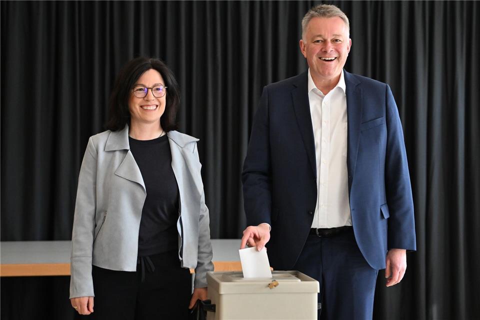 CDU-Spitzenkandidat Schnieder kommt mit seiner Frau ins WahllokalHarald Tittel/dpa