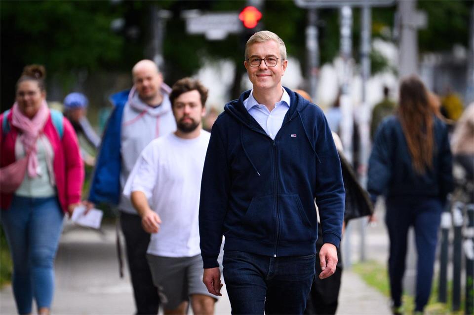 CDU-Spitzenkandidat Stefan Evers auf dem Weg zum Wahllokal in Berlin-Friedrichshain. Bernd von Jutrczenka/dpa