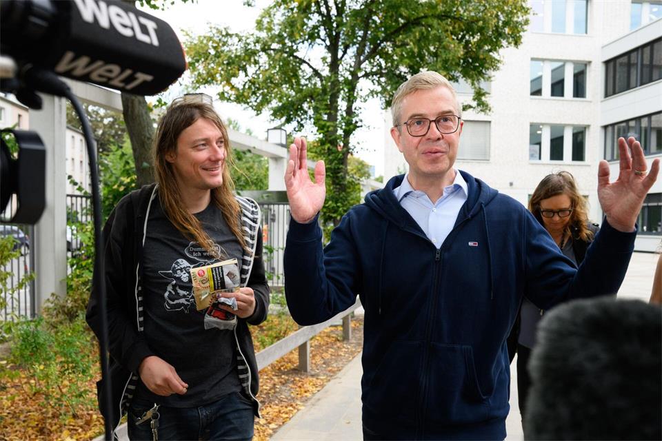 CDU-Spitzenkandidat Stefan Evers bleibt gelassen, als er beschimpft wird. Bernd von Jutrczenka/dpa