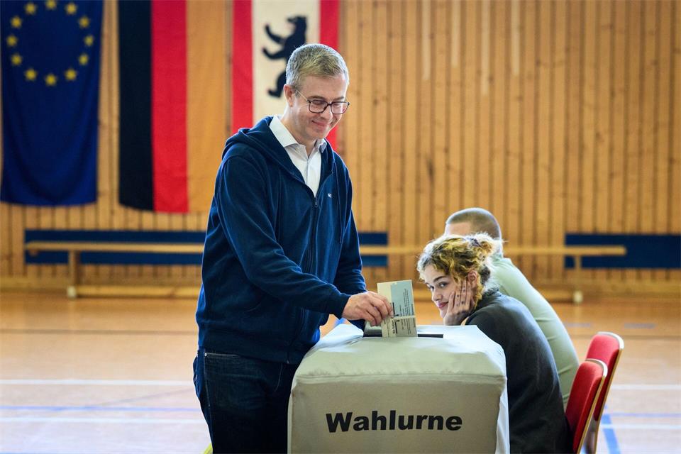 CDU-Spitzenkandidat Stefan Evers gibt seinen Stimmzettel ab. Bernd von Jutrczenka/dpa