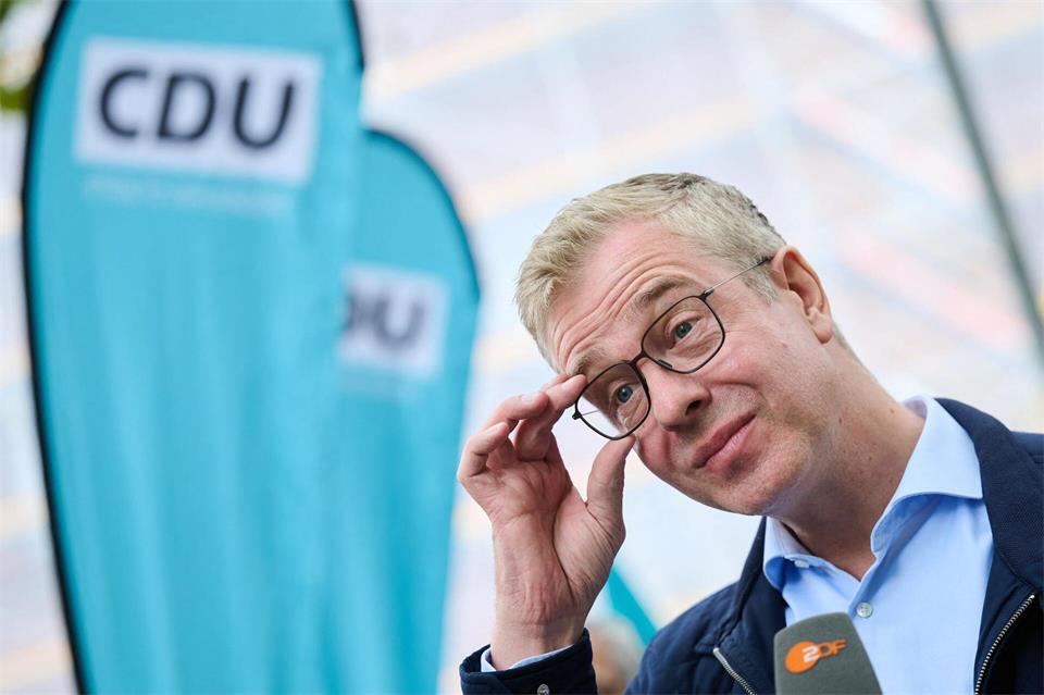 CDU-Spitzenkandidat Stefan Evers hat die Konkurrenz von der Linke beim Wahlkampfabschluss in Berlin-Steglitz scharf angegriffen. Annette Riedl/dpa