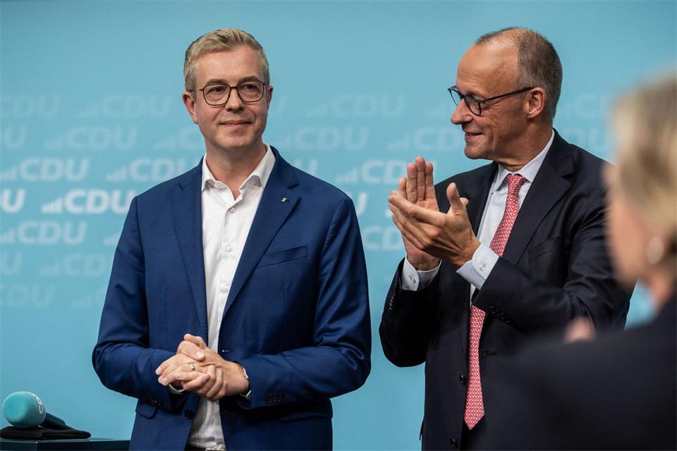 CDU-Spitzenkandidat Stefan Evers (l) will am Sonntag die Berlin-Wahl gewinnen.Michael Kappeler/dpa