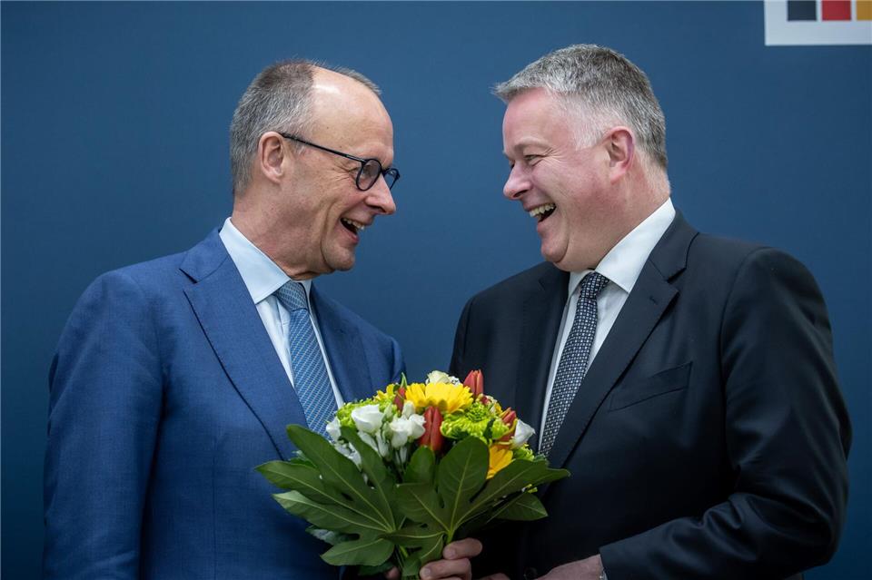 CDU-Wahlgewinner Gordon Schnieder bekommt viel Lob von Bundeskanzler und CDU-Bundeschef Friedrich Merz. Michael Kappeler/dpa