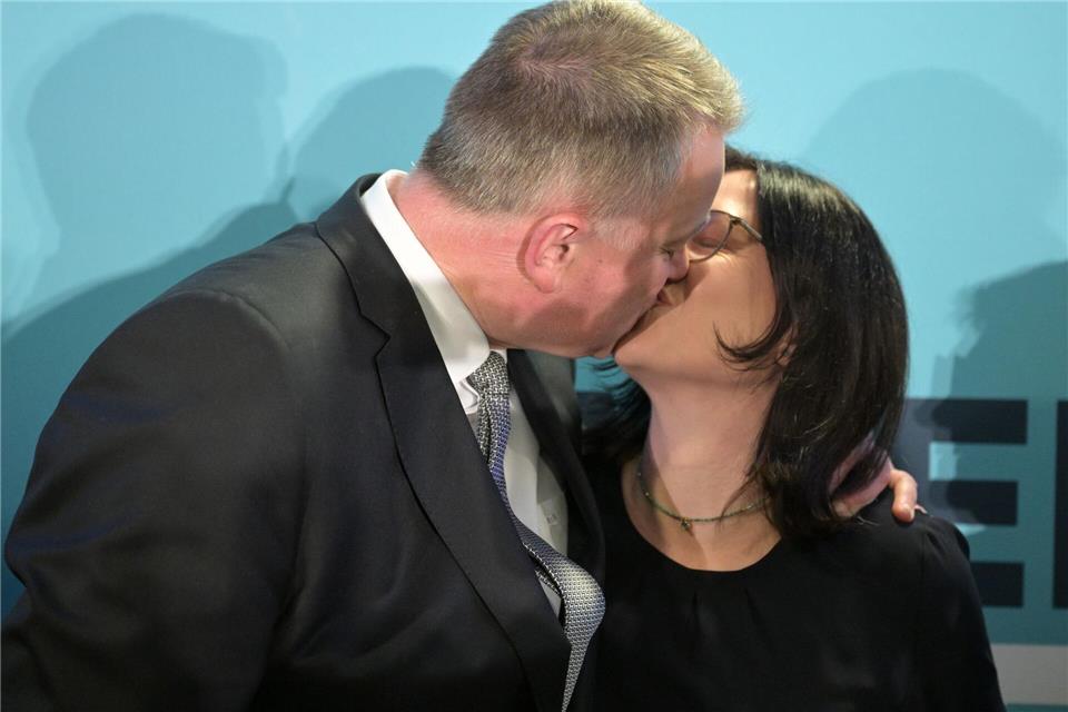 CDU-Wahlsieger Gordon Schnieder und seine Ehefrau Diane küssen sich auf der Bühne der CDU-Wahlparty. Hannes Albert/dpa