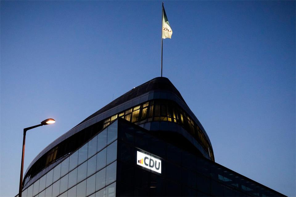 CDU und CSU fallen in der aktuellen YouGov Sonntagsfrage auf ein Tief. (Symbolbild)Christoph Soeder/dpa