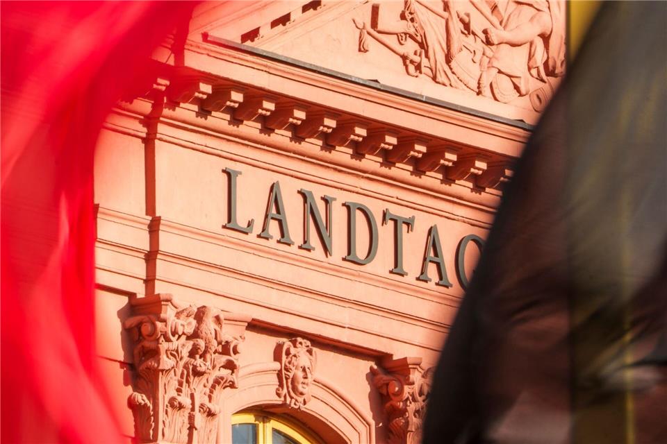 CDU und SPD haben im neuen Landtag eine ausreichende Mehrheit, um gemeinsam die Verfassung zu ändern. (Archivbild)Andreas Arnold/dpa