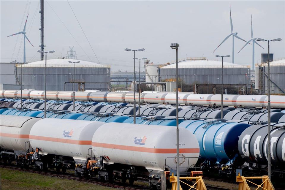 CO2 kann bereits über die Schiene transportiert werden. (Archivbild) Hauke-Christian Dittrich/dpa