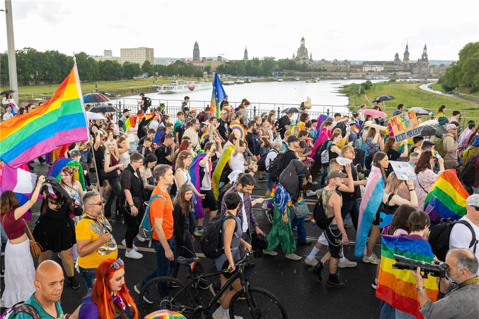 CSD Dresden trotzt Regen und Streit um Versammlungsstatus.Jürgen Lösel/dpa