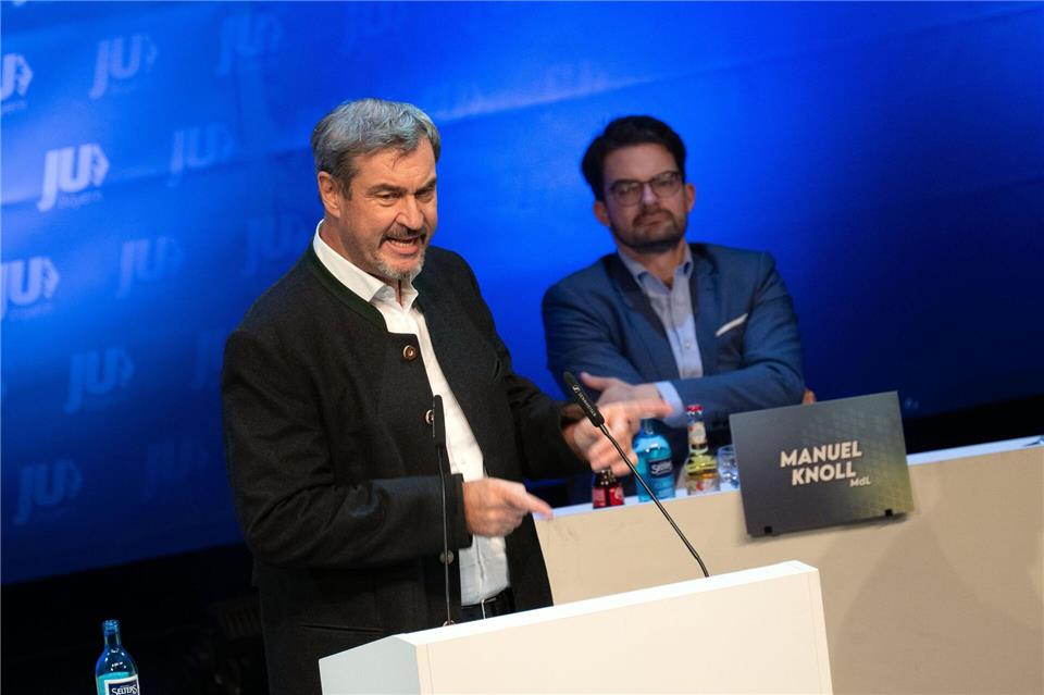 CSU-Chef Markus Söder bei der Landesversammlung der Jungen Union mit dem neuen JU-Vorsitzenden Manuel Knoll (rechts).Pia Bayer/dpa
