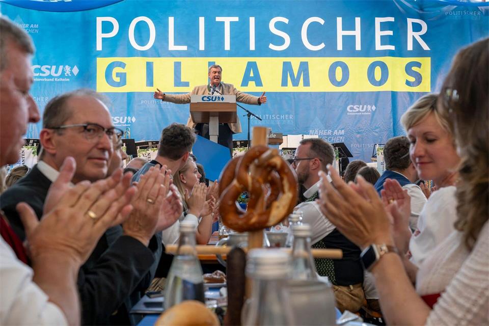 CSU-Chef Markus Söder bekam für seine Rede höflichen Applaus, doch ausgelassen war die Stimmung im Festzelt nicht.Peter Kneffel/dpa