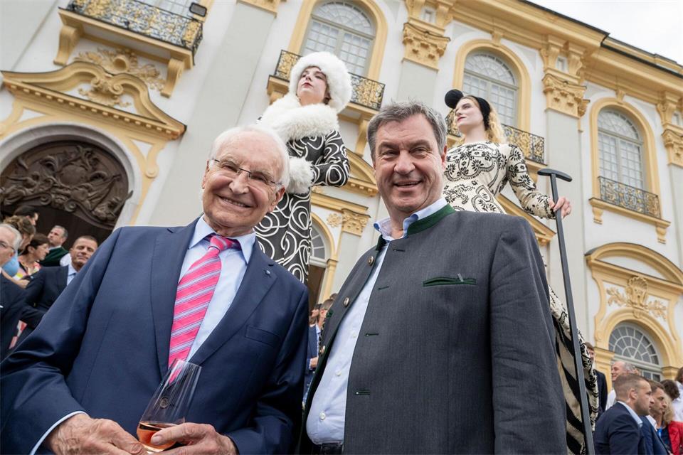 CSU-Chef Markus Söder (rechts) verbindet eine lange Geschichte mit Edmund Stoiber - bis heute nennt er ihn seinen politischen Ziehvater. (Archivbild)Peter Kneffel/dpa