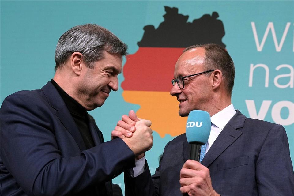 CSU gewinnt vor AfD - Freie Wähler gescheitert CSU-Chef Markus Söder und CDU-Chef Friedrich Merz in FeierlauneMichael Kappeler/dpa