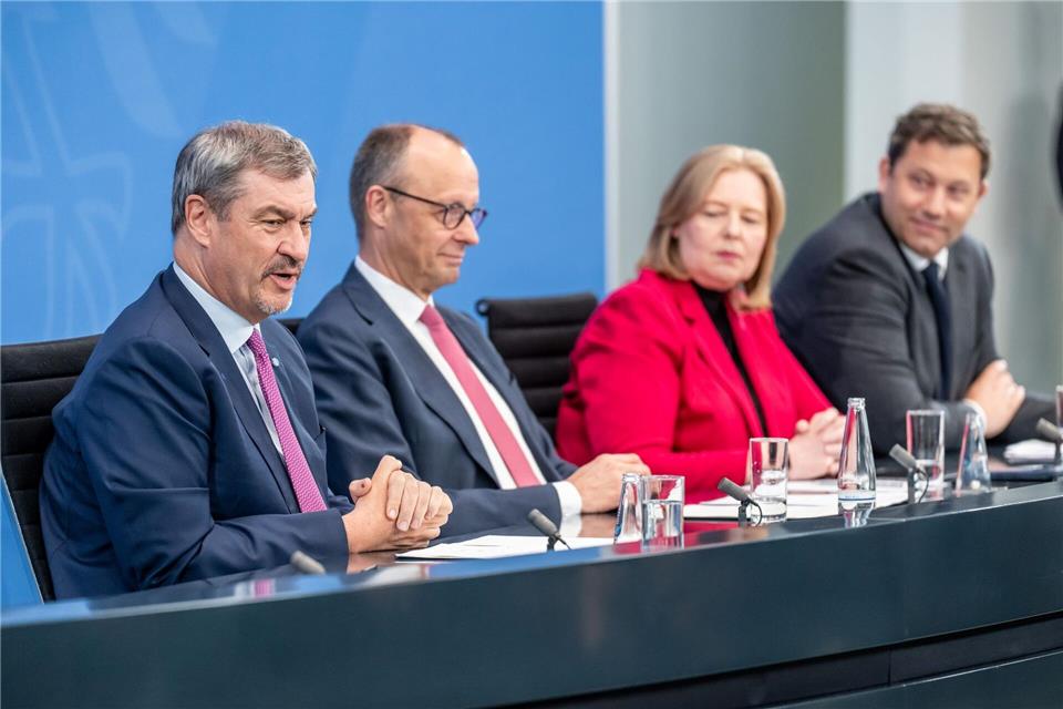 CSU-Chef Markus Söder und die anderen Koalitionsspitzen stimmen die Bürger auf weitere Schritte ein.Michael Kappeler/dpa