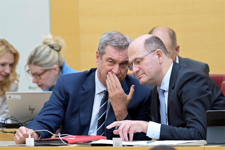 CSU-Chef Söder (links) und Finanzminister Füracker wollen über den Bundesrat die Vereine in Deutschland steuerlich entlasten. (Archivbild)Malin Wunderlich/dpa